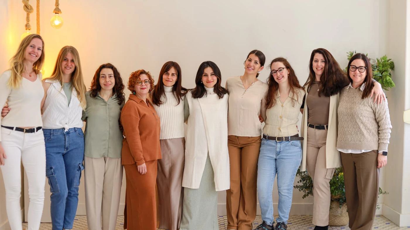 Mujeres de la comunidad ĀNIMA junto a Anais Fons en un encuentro presencial